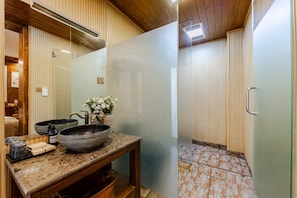 Basic Twin Room | Bathroom | Shower, free toiletries, hair dryer, shampoo - Breeze Courtyard (Lijiang)