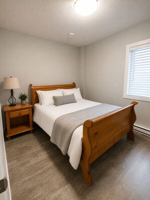 1 bedroom, WiFi, bed sheets -  Lake view entry-level suite located within minutes to downtown and hospital (Salmon Arm)