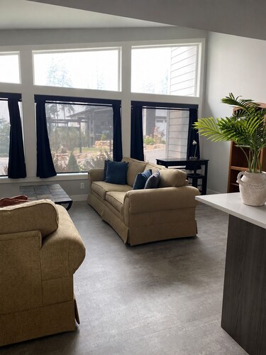  Lake view entry-level suite located within minutes to downtown and hospital