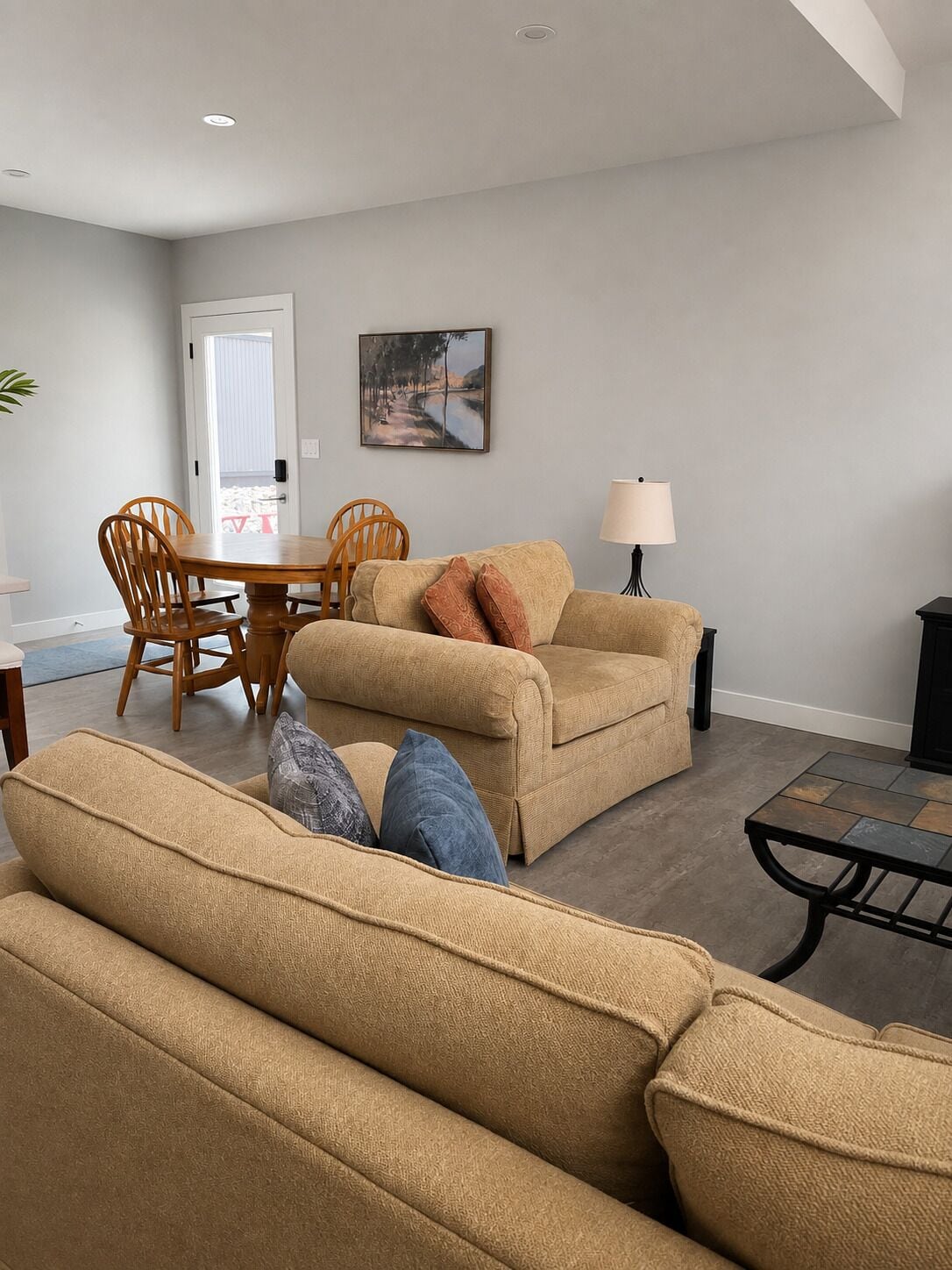 Lake View Entry-level Suite Located Within Minutes To Downtown And Hospital - Salmon Arm