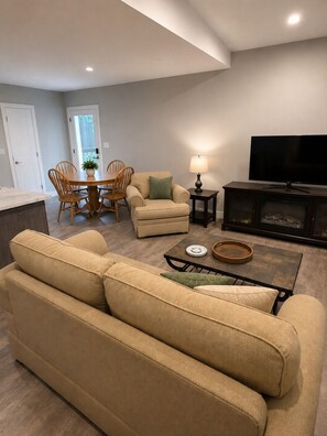 Smart TV -  Lake view entry-level suite located within minutes to downtown and hospital (Salmon Arm)