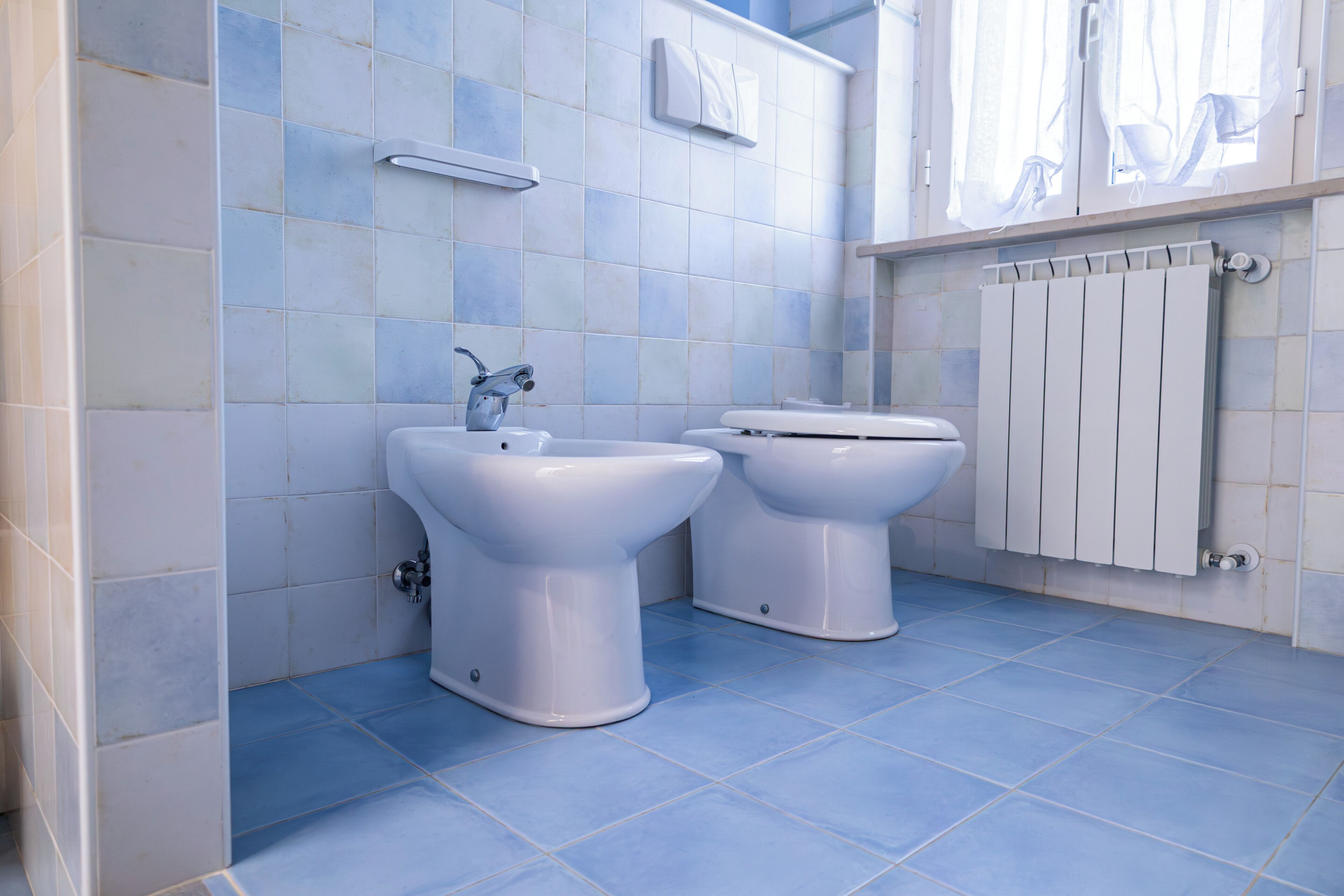 Doccia, vasca idromassaggio, asciugacapelli, bidet