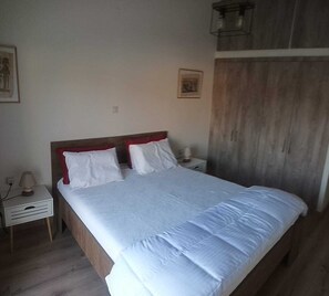 Iron/ironing board, WiFi, bed sheets