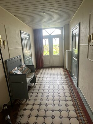 A room with a bed, a window with curtains, a door, and a tiled floor. - Charming vacation rental with garden access, about 4 km from the North Sea (Dagebüll) (Galmsbüll)