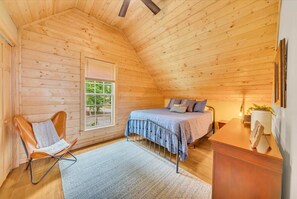 4 bedrooms, desk, iron/ironing board, travel cot