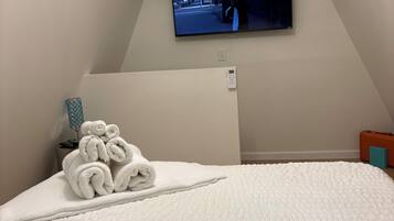 2 bedrooms, iron/ironing board, WiFi, bed sheets