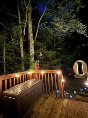 Outdoor spa tub - Tiffany Dreams & Co. Hot Tub, Barrel Sauna & Outdoor Theater, Romance, Luxury (Pocono Summit)