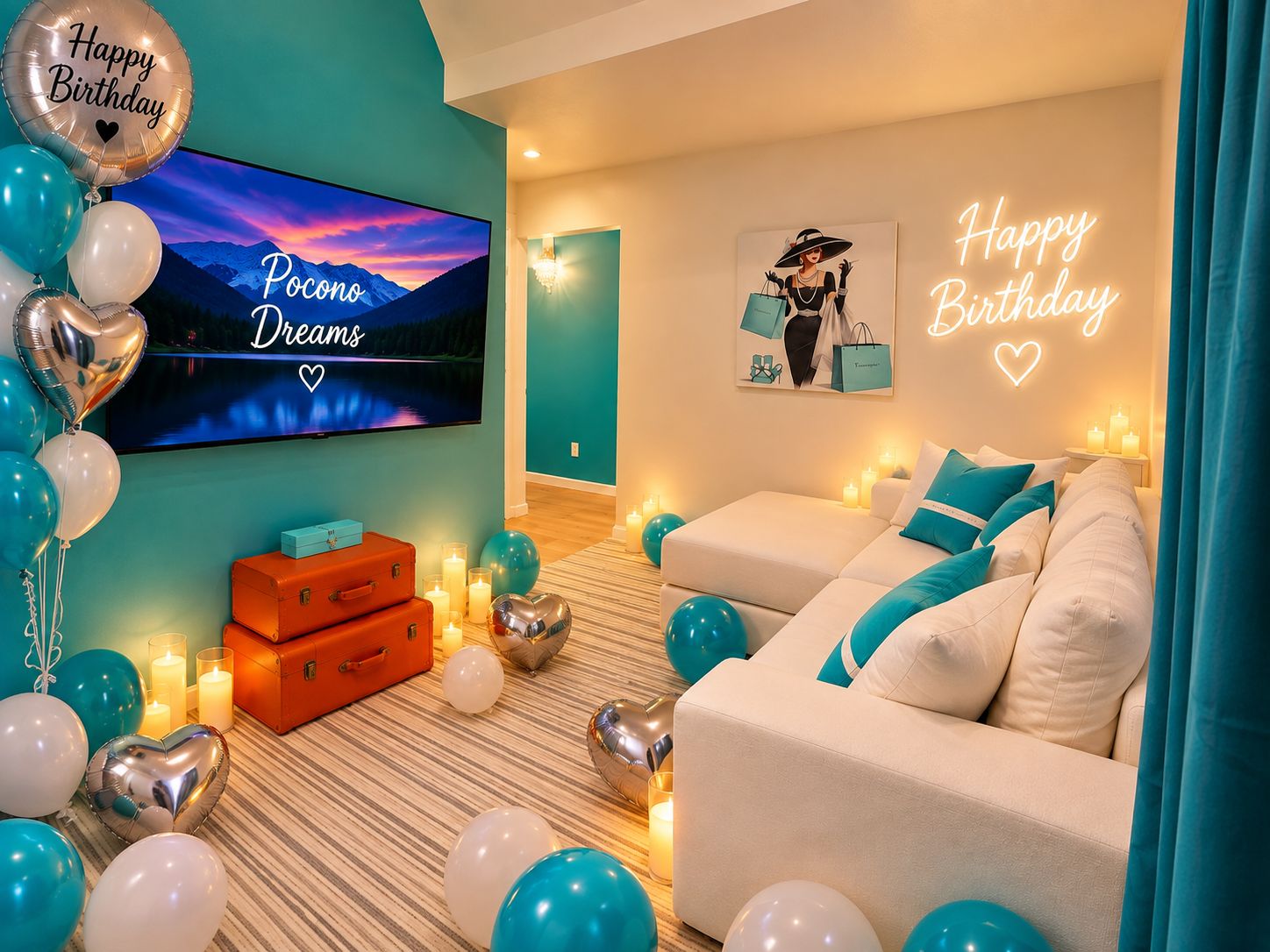 Ein Zimmer mit einem Flachbildfernseher, der 'Pocono Dreams' zeigt, einem Sofa mit türkisfarbenen Kissen und einem Neon-Schild mit der Aufschrift 'Happy Birthday'.