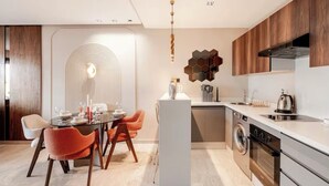 Una cucina moderna con isola centrale, forno integrato e lavatrice.