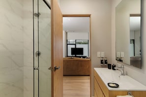 Appartamento Luxury, 2 camere da letto | Bagno | Doccia, soffione a pioggia, set di cortesia gratuito, asciugamani