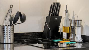 Departamento Grand, aire acondicionado | Cocina privada | Parrilla de estufa