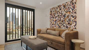 Departamento urbano | Sala de estar | Smart TV de 43 pulgadas con canales digitales y piso con calefacción