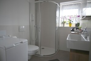 Shower, hair dryer, towels, soap - Talblick Wilthen Vacation Rental (Wilthen)