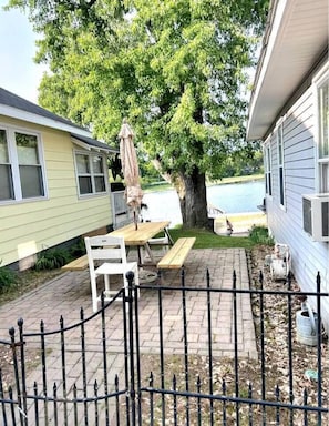 Outdoor dining - Backwater Lake Cottage | Tiki Bar & Paddleboat (North Webster)
