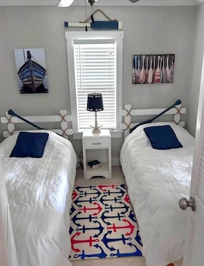 2 bedrooms, iron/ironing board, travel cot, WiFi - Backwater Lake Cottage | Tiki Bar & Paddleboat (North Webster)