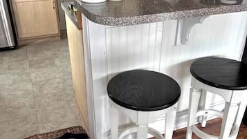 Wasserkocher mit Kaffee-/Teezubehör, Kühlschrank, Mikrowelle, Herdplatte