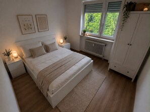 Een strijkplank/strijkijzer, gratis wifi, beddengoed