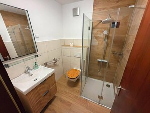 Een douche, een haardroger, handdoeken, zeep