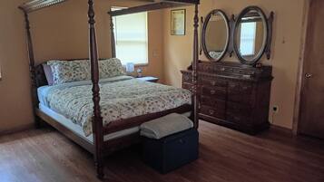 3 bedrooms, desk, iron/ironing board, WiFi (free)