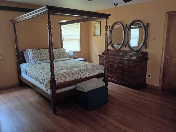 3 habitaciones, escritorio, tabla de planchar con plancha y wifi gratis 