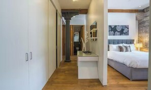 Planxa i posts de planxar, wifi gratuïta i roba de llit 
