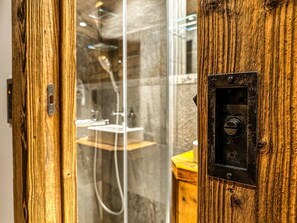 Hair dryer, towels, toilet paper - Adorable 3-bedroom apartment in Val de Bagnes perfect for relaxing (Val de Bagnes)