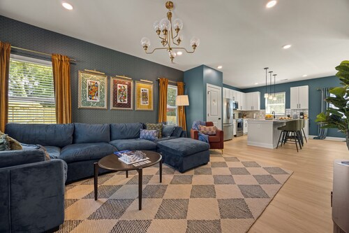 New! Sleeps 20 — Hot Tub, Minigolf, Firepit,Outdoor Movie & Game Room