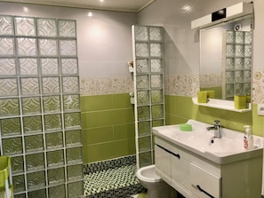 Dutxa, assecador de cabells, bidet i tovalloles 
