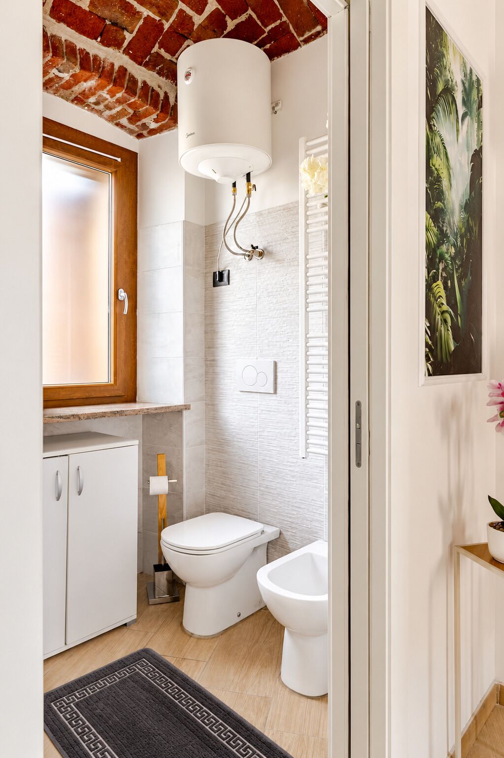 Douche, sèche-cheveux, bidet, serviettes fournies