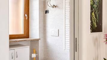 Douche, sèche-cheveux, bidet, serviettes fournies