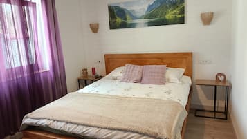 3 bedrooms, iron/ironing board, WiFi, bed sheets