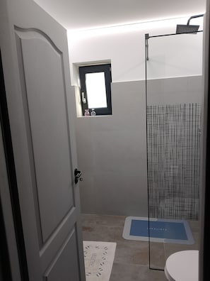 Shower, towels, soap, toilet paper - Luca's Chalet Ocnele Mari – Premium Wooden Chalet (VL)