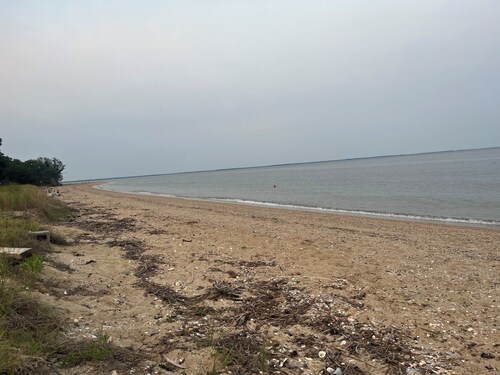 3-bedroom house in beautiful Cove point Beach! Just a short walk from the beach