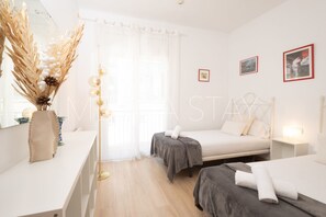 Een strijkplank/strijkijzer, wifi, beddengoed