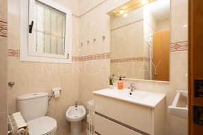 Een douche, een haardroger, handdoeken, zeep