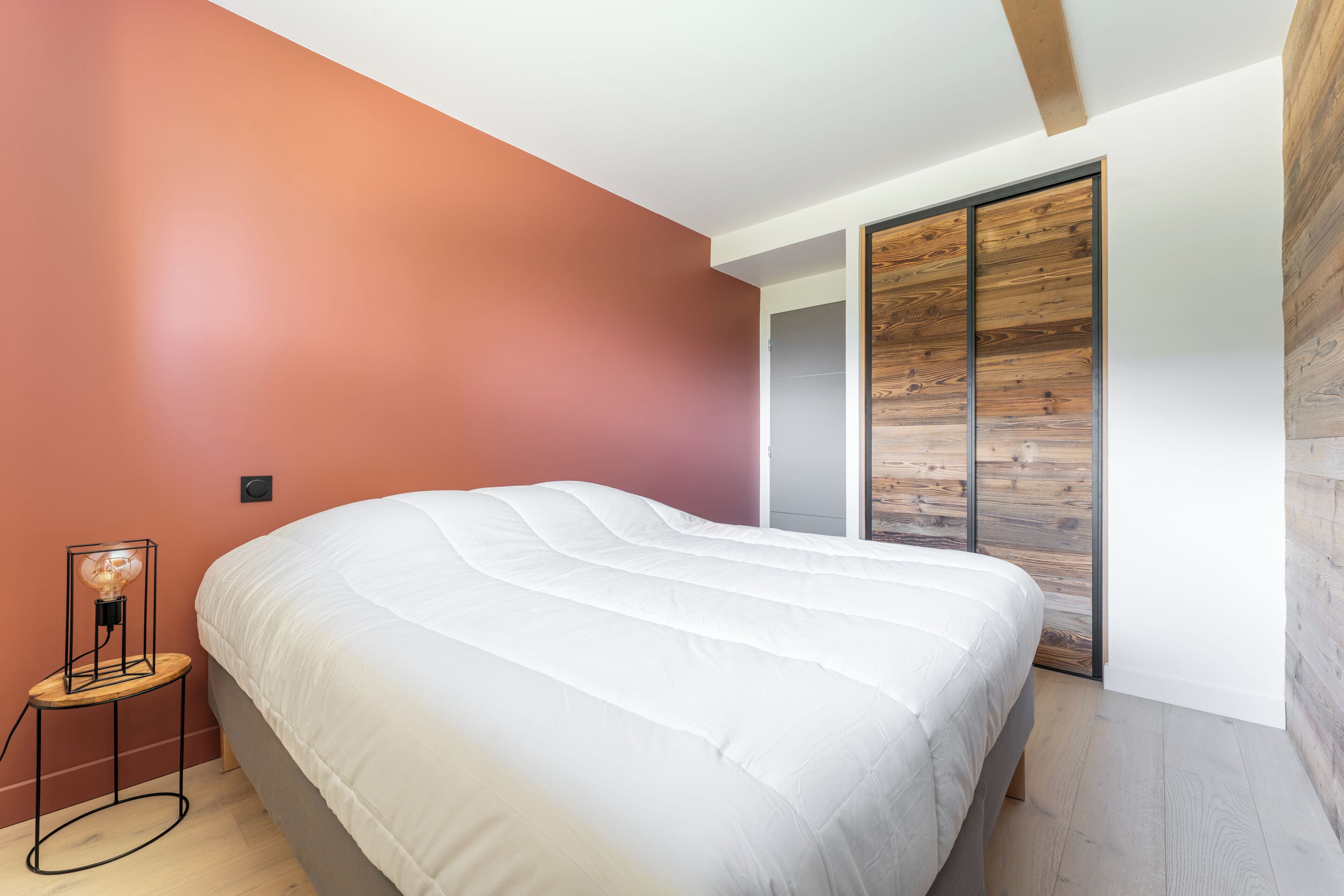 6 habitaciones, escritorio y tabla de planchar con plancha 