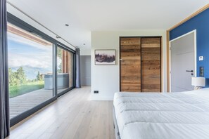 Escritorio, tabla de planchar con plancha, cuna de viaje y wifi gratis