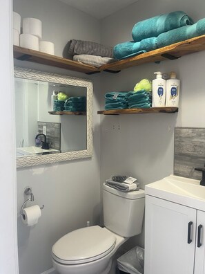Doccia, asciugacapelli, asciugamani, sapone