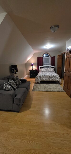 Room - Serene studio in Swanton perfect for a relaxing home away from home. (Swanton)