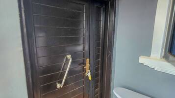Appartement, balcon | Salle de bain | Pantoufles