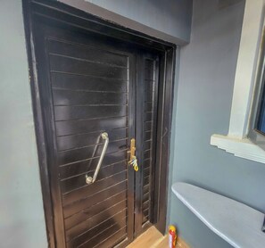 Departamento, balcón | Baño | Pantuflas 