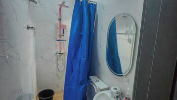 Apartment, Balkon | Badezimmer | Hausschuhe