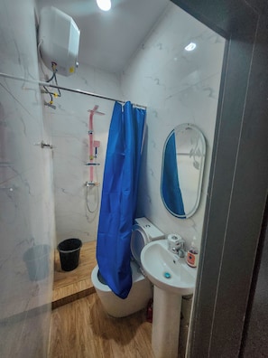 Apartamento, sacada | Banheiro | Chinelos