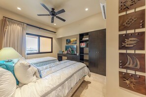 Ein Schlafzimmer mit einem Bett, einem Schreibtisch, einem Kleiderschrank und einer Wand mit dekorativen Metallteilen.