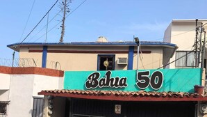 En bygning med et skilt, der viser 'Bahia 50', og en sort garagedør.