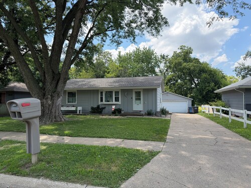 4-BR2-BA House INSIDE Iowa State fair! With jetted tub for 2
