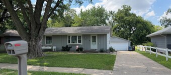 4-BR2-BA House INSIDE Iowa State fair! With jetted tub for 2