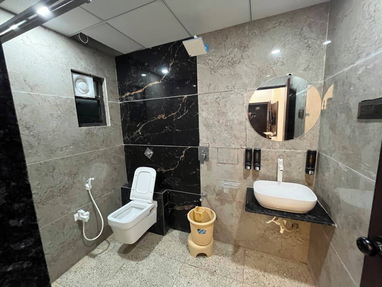Douche, serviettes fournies, savon, papier toilette