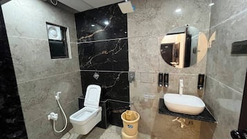 Douche, serviettes fournies, savon, papier toilette