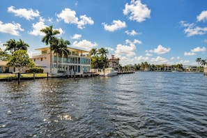 A waterfront property with a dock, boats, and palm trees. - Hideaway & Harbour -2 minute walk to the beach (Fort Lauderdale)